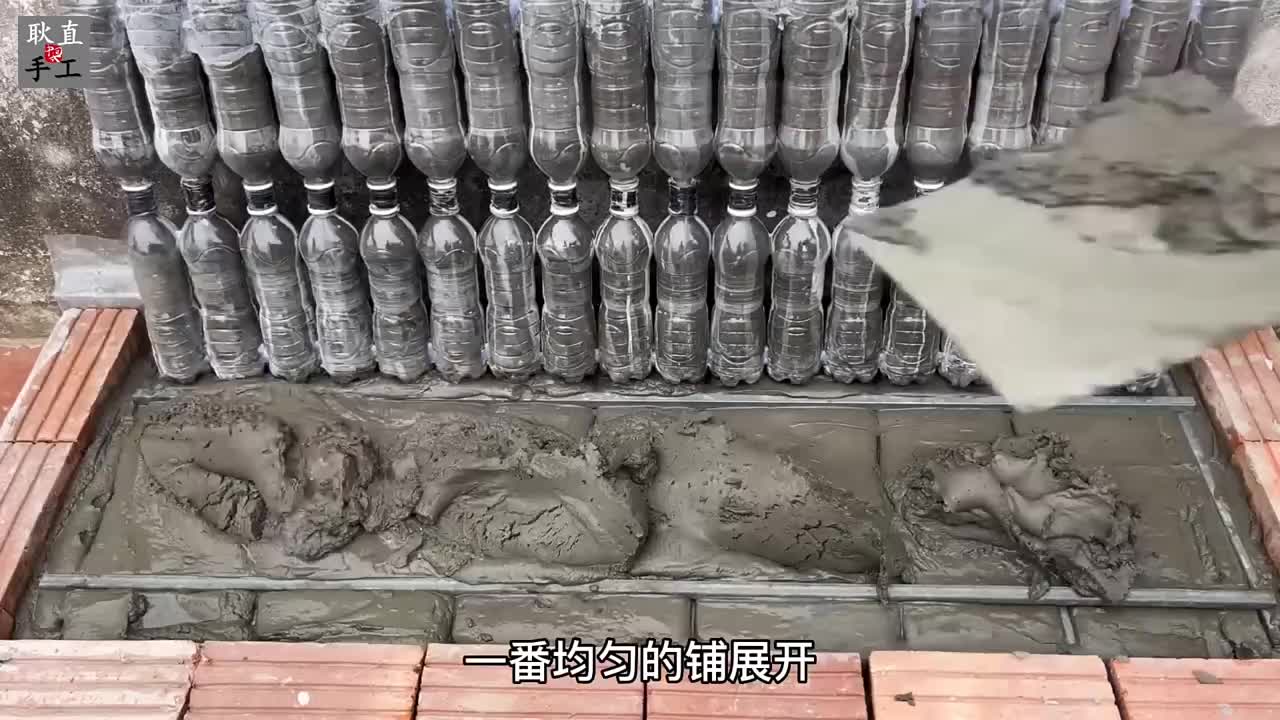 农村手艺人废物利用一些塑料瓶打造出一款别致的座椅