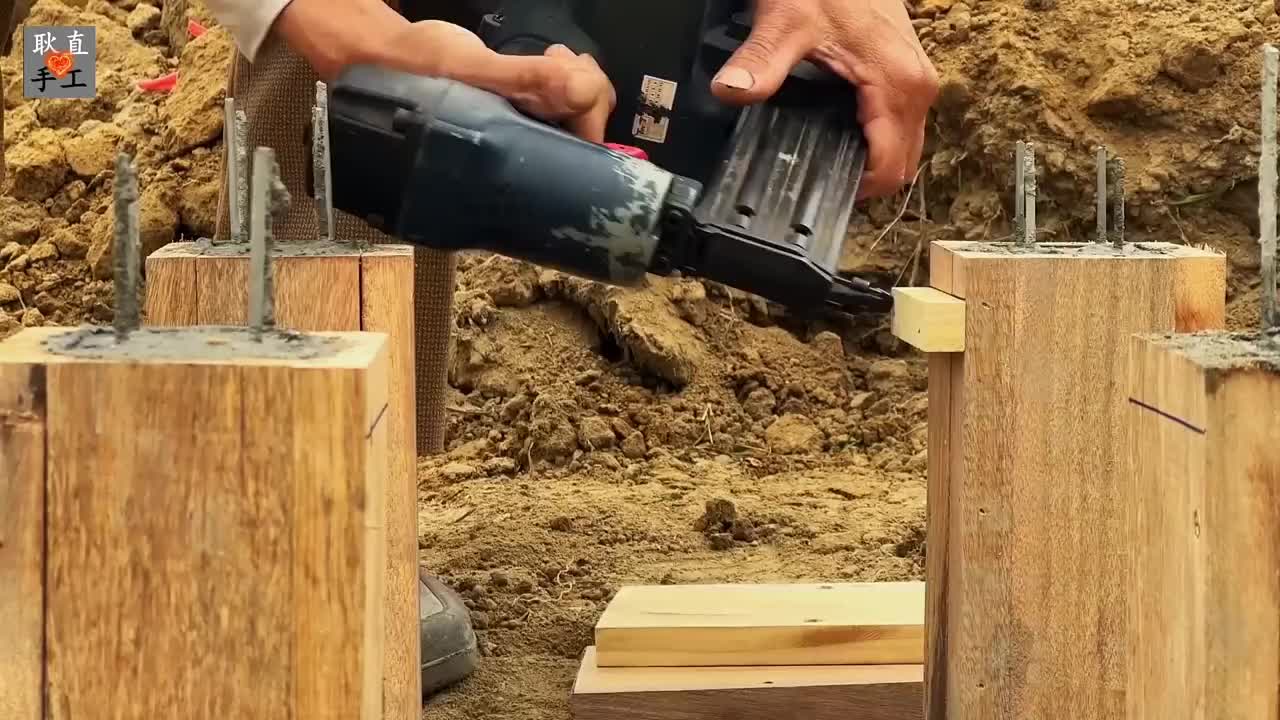 牛人凭借一腔热爱竟然在农田里打造出一座大桥模型