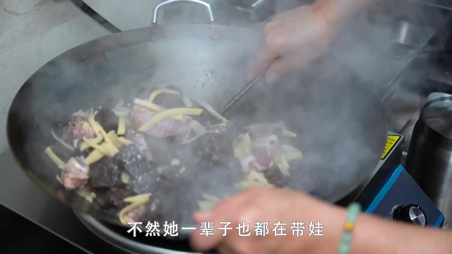 女儿给60岁的母亲开了间小店，店里全是女儿爱吃的小吃，太有爱了