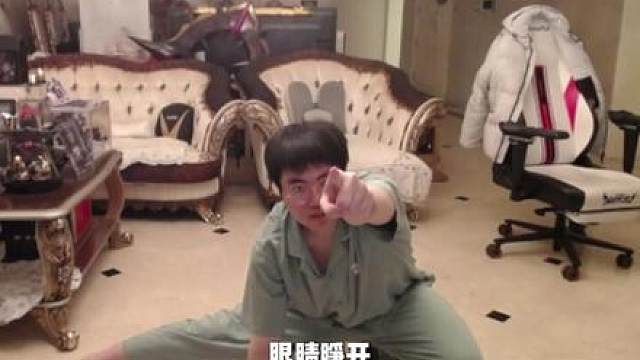 姿态展示托马斯回旋，动作逆天引得全客厅人不敢说话，堪比扫地机器人