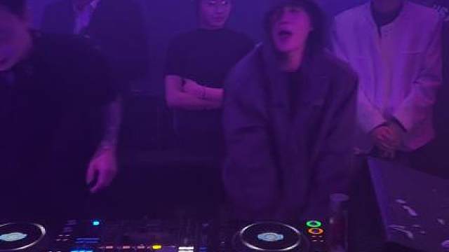 来il798和童哥一起蹦迪了