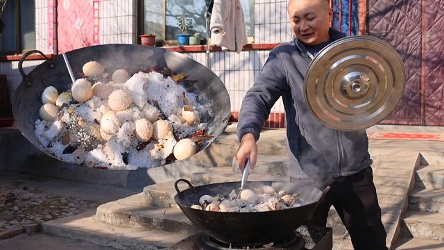 100买了40个笨毛蛋，粗盐颗粒盐焗着吃，香迷糊了