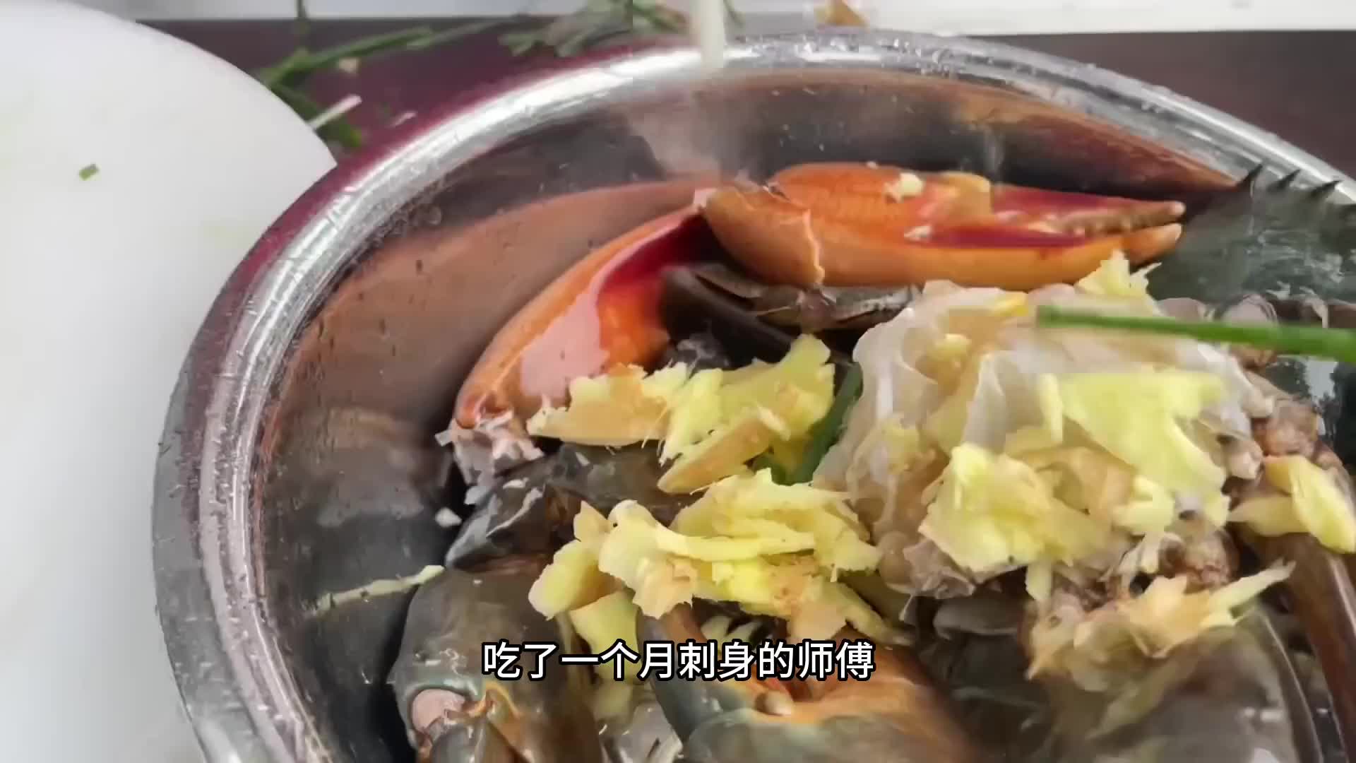 大青蟹仅凭蟹钳就有拳头大，真的鲜甜十足。