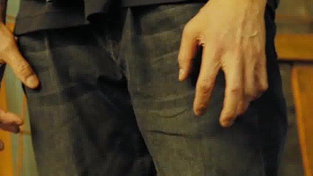 1 卧底为了不暴露身份，竟亲手把女儿按进水缸