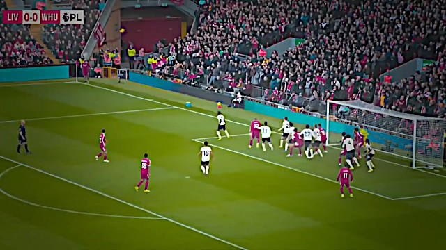 激动人心的足球比赛现场，球员们全力以赴，谁能一球定乾坤#足球