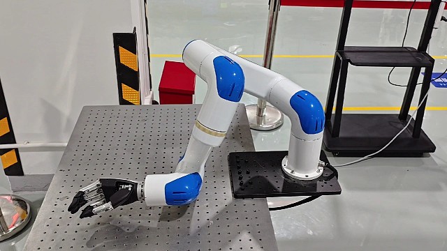 机械手臂！未来居家好帮手！