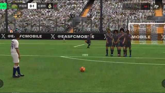 任意球处理 快速决策 发现足够空当=距离最近的球员 小斜线短传