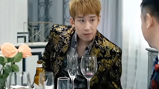 起瓶盖技术一般酒蒙子都不一定会，尤其最后用眼皮起瓶盖，绝了