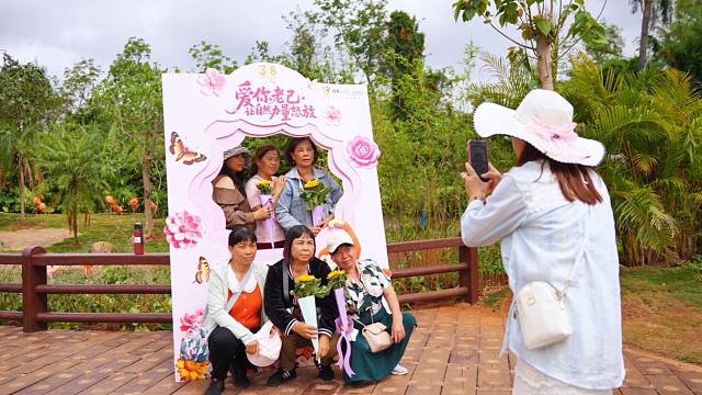 三八妇女节鲜花赠巾帼，游园赴春光