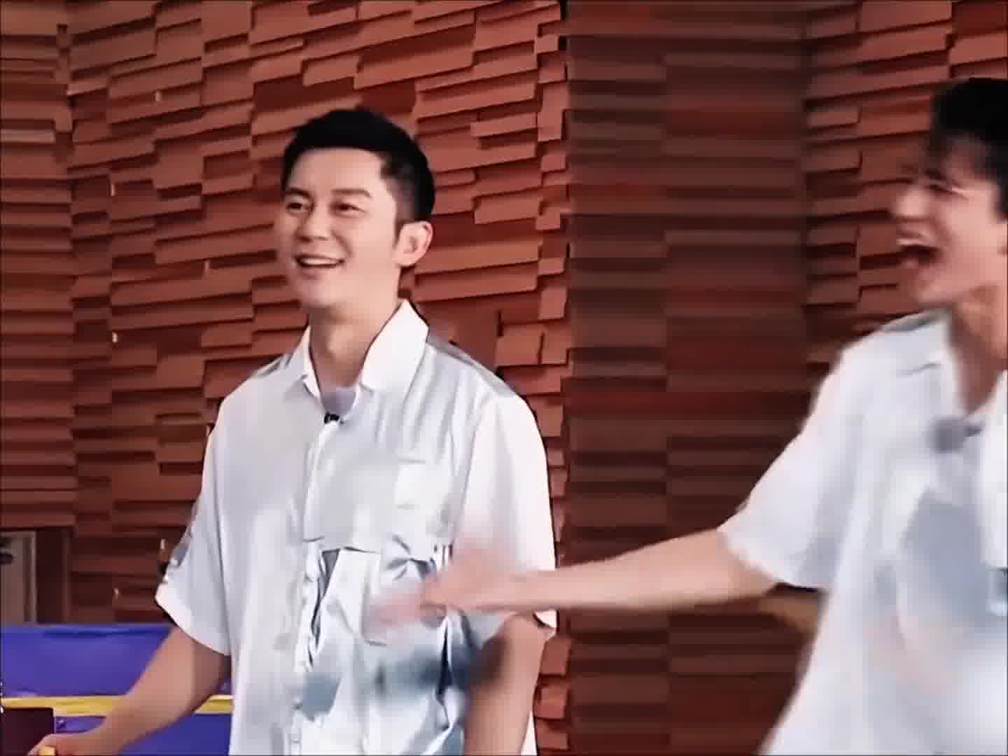 别再让黄旭熙说普通话了！跑男抓鸭子这段，我能循环看100遍！