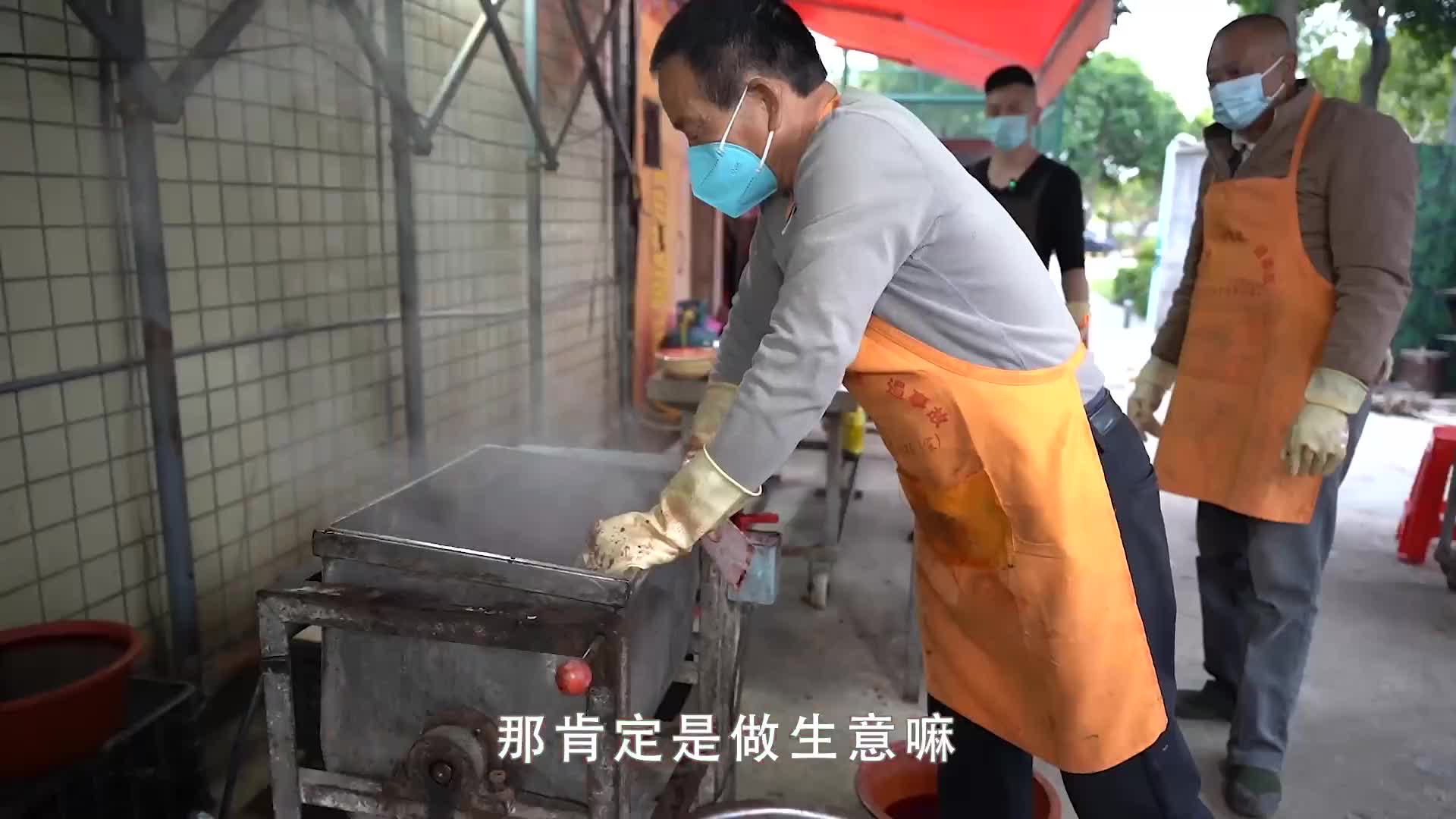 退伍父子做黑暗食物20几年，100斤糯米配30斤猪血，过年1200斤不够卖