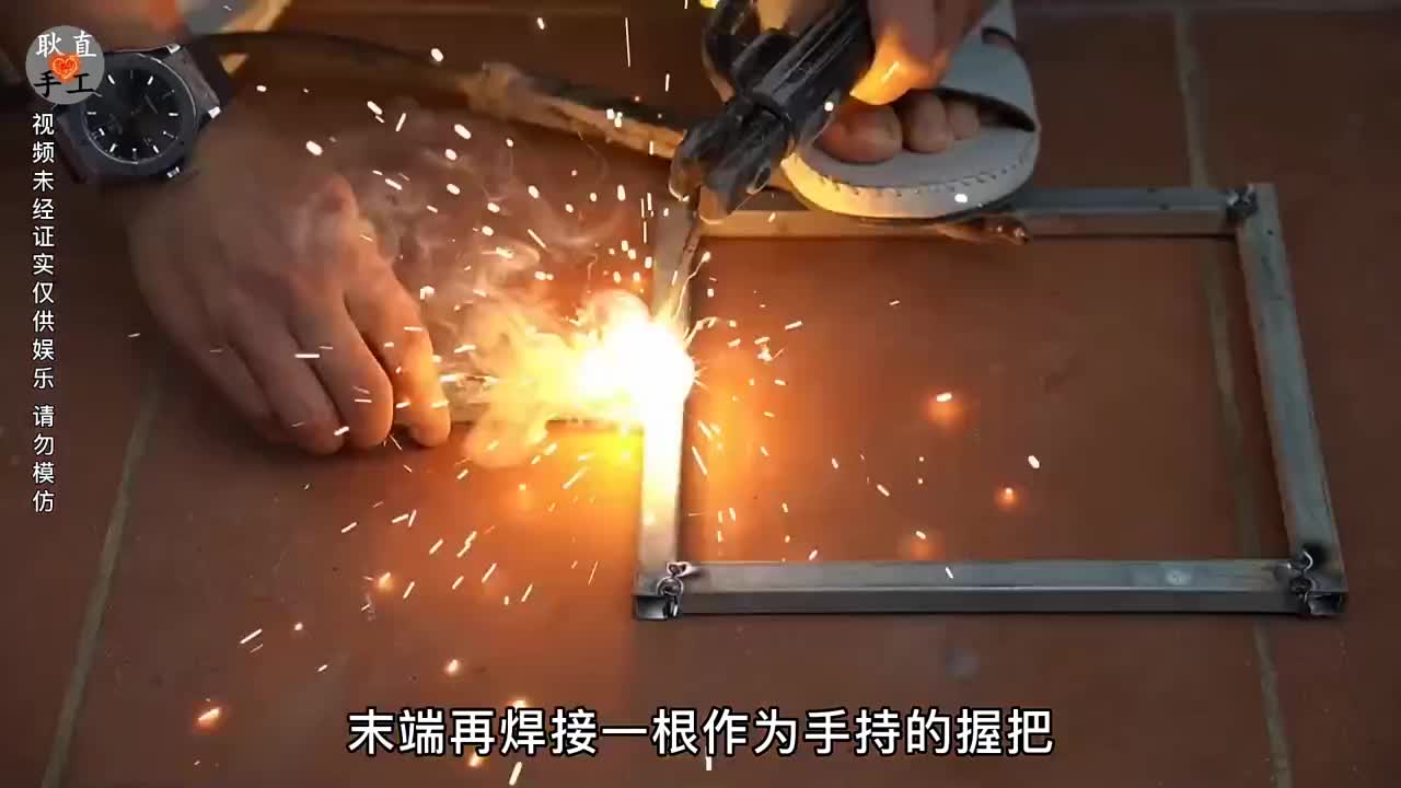 铁架缠绕一些铜线后用大火烘烤竟然能发电