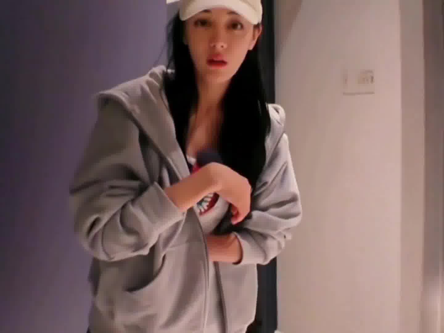 当迪丽热巴跟摄像机生气，友谊的小船说翻就翻