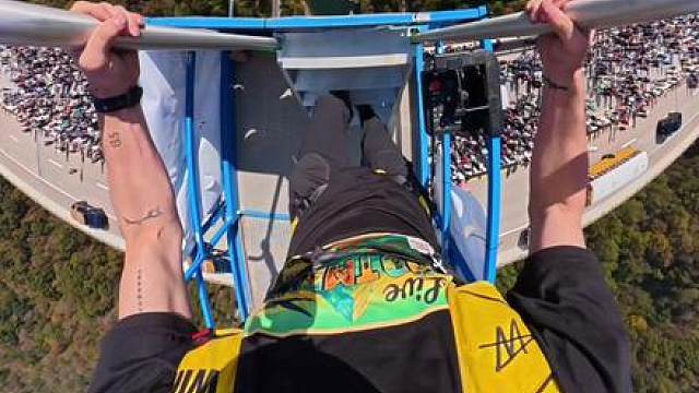 从高桥纵身一跃，隔着屏幕都腿软.