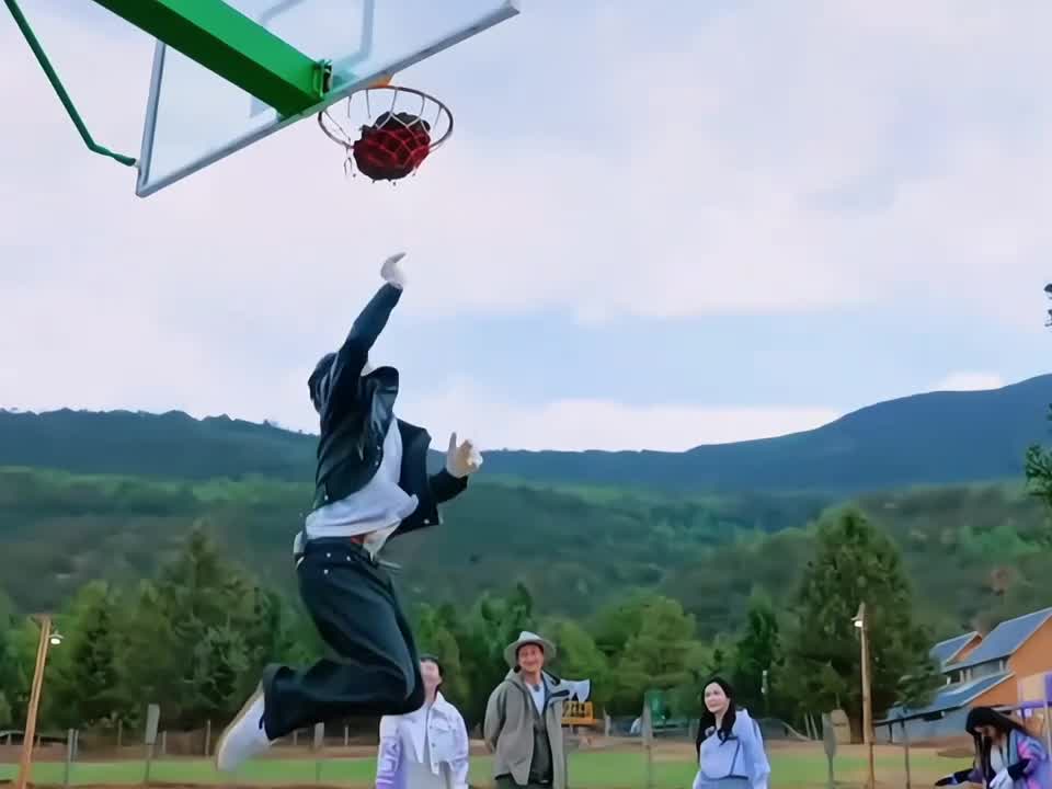 敖瑞鹏用牛粪投篮，不小心弄到孟子义嘴里