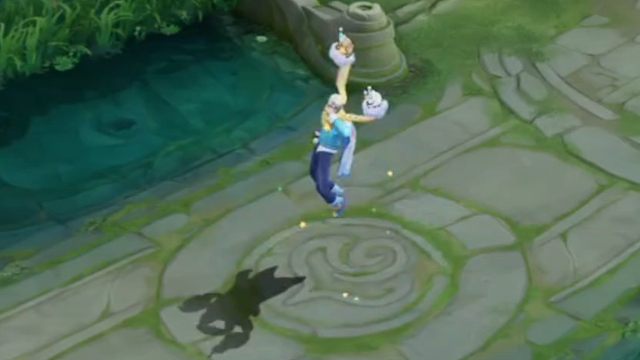 嘿嘿，领到战令里周瑜线条小狗皮肤的专属动作啦，这个飞起来的画面挺有意思的