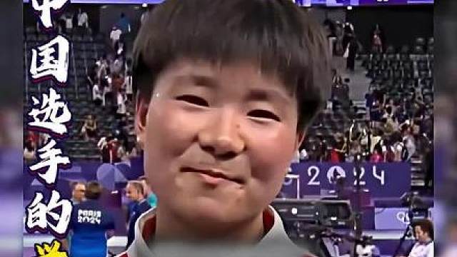 对手重伤退赛，中国选手拿银牌时带上了她的国旗