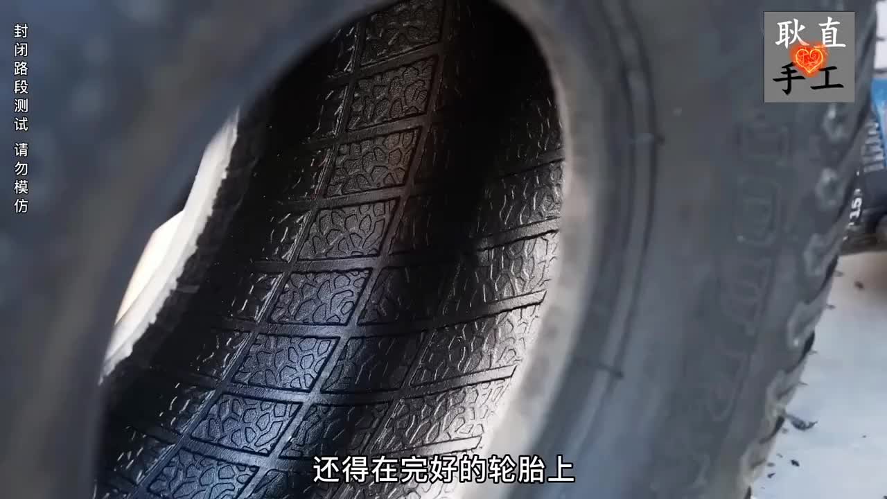 小哥利用废弃的木托盘打造出一款雪地卡丁车