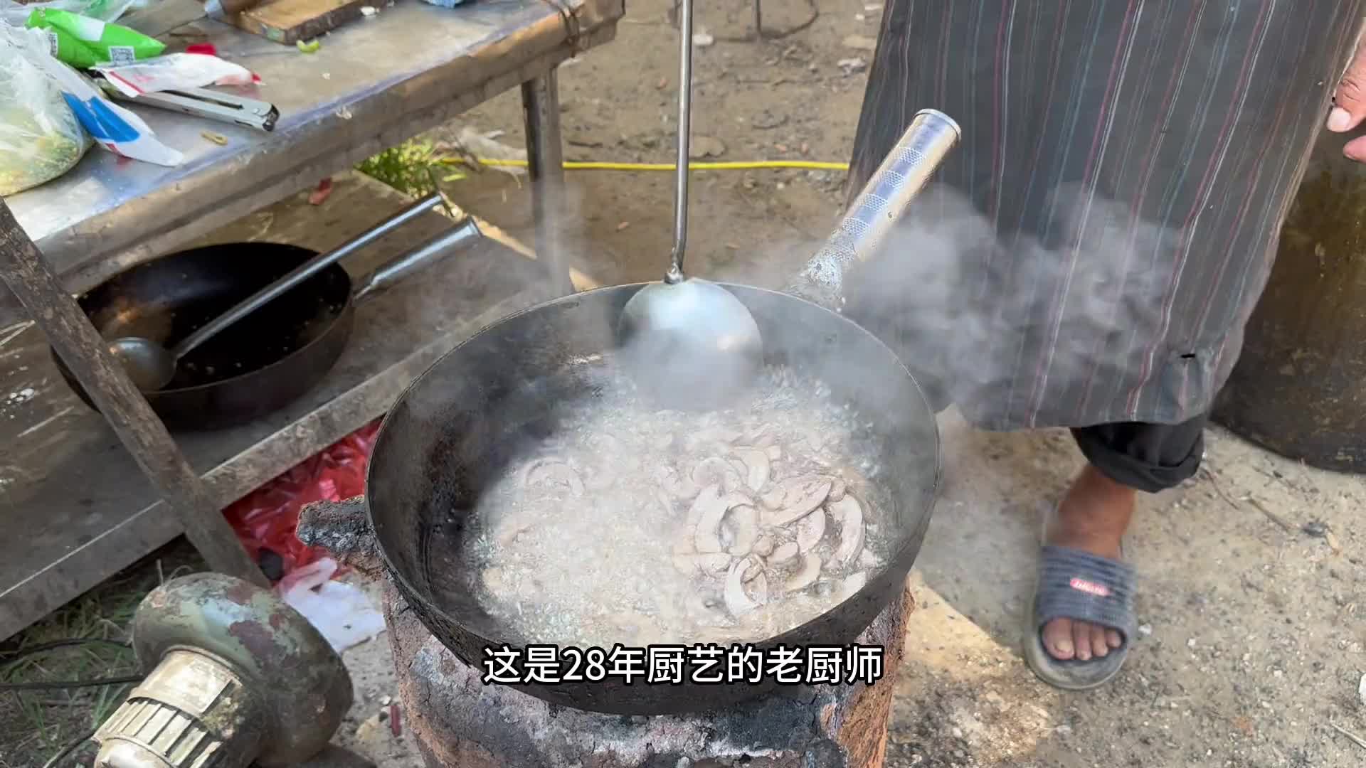 山东临沂郑城大集，找猪肉大叔加工两个干煸猪腰，二十八年的厨艺