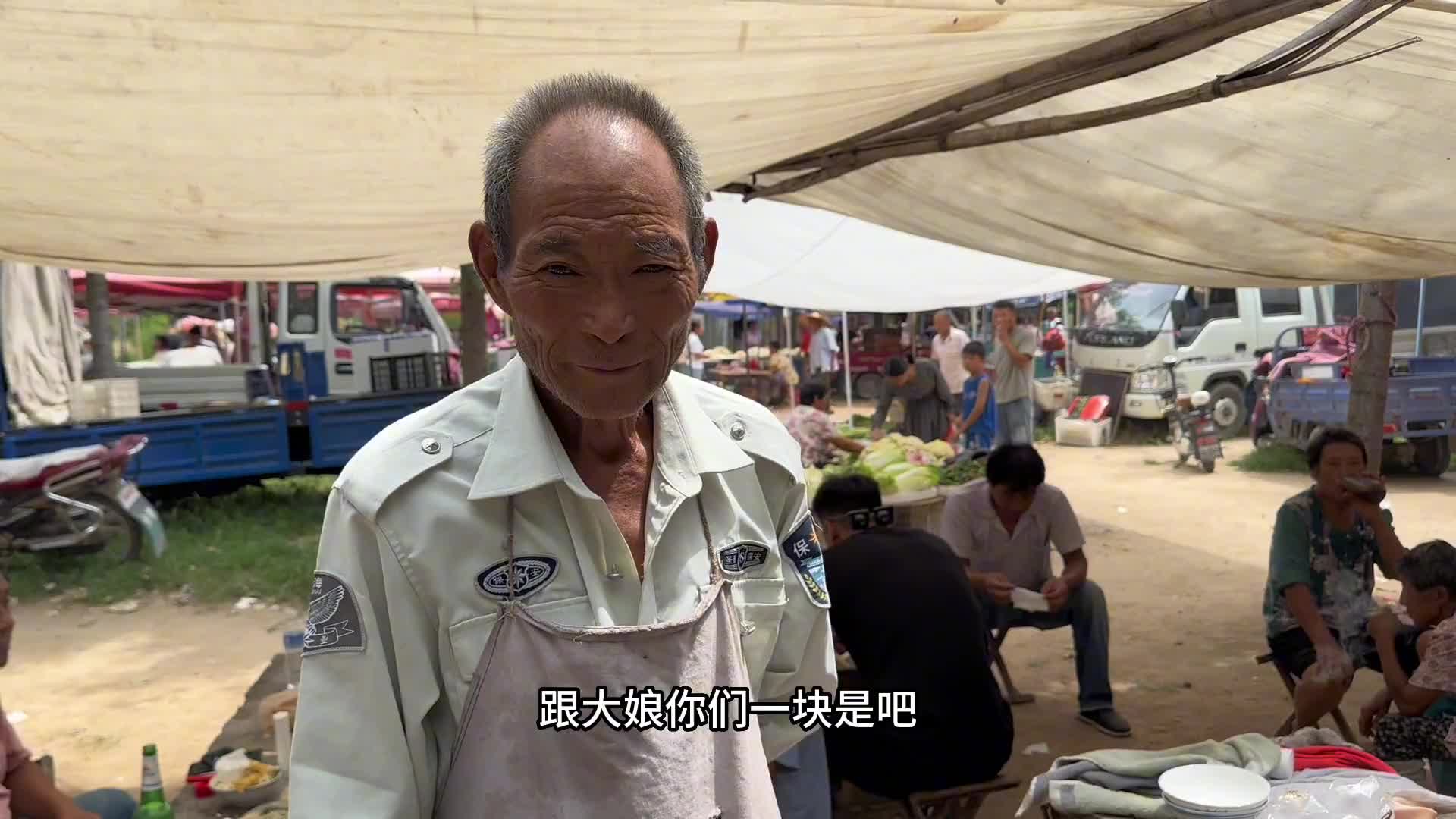 山东大集丸子炖豆腐，只要五块钱一碗，七十六岁大爷带着大妈赶集