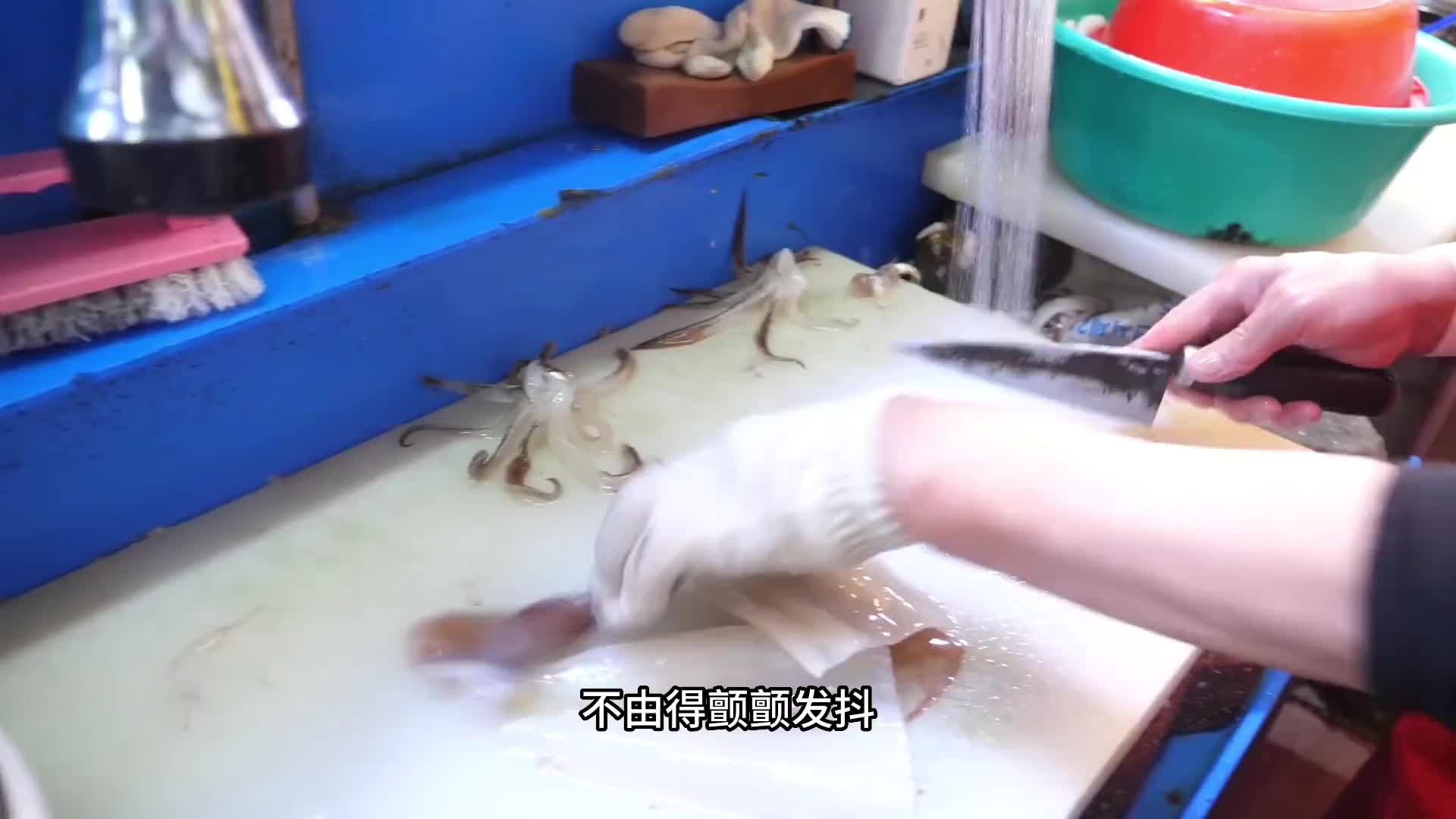 你知道鱿鱼刺身是怎么制作的吗？真的边看边流口水。