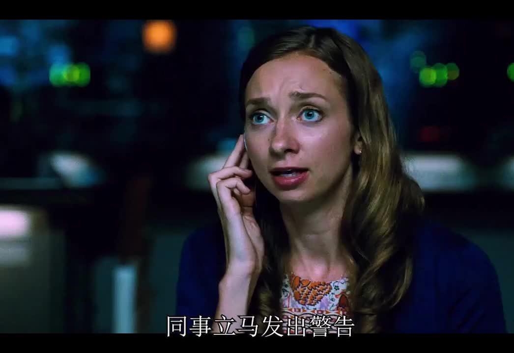 他割开汽车输油管把汽油全淋在身上