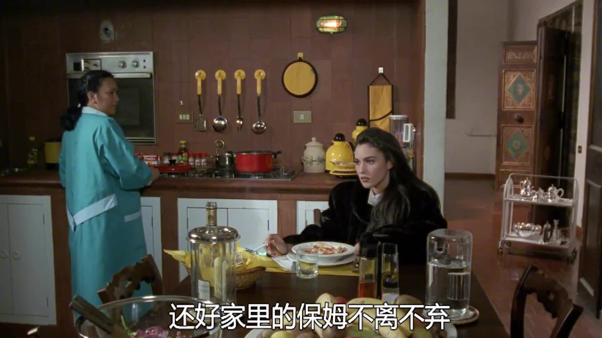 在丈夫的葬礼上，寡妇竟引起了其他男人的垂涎