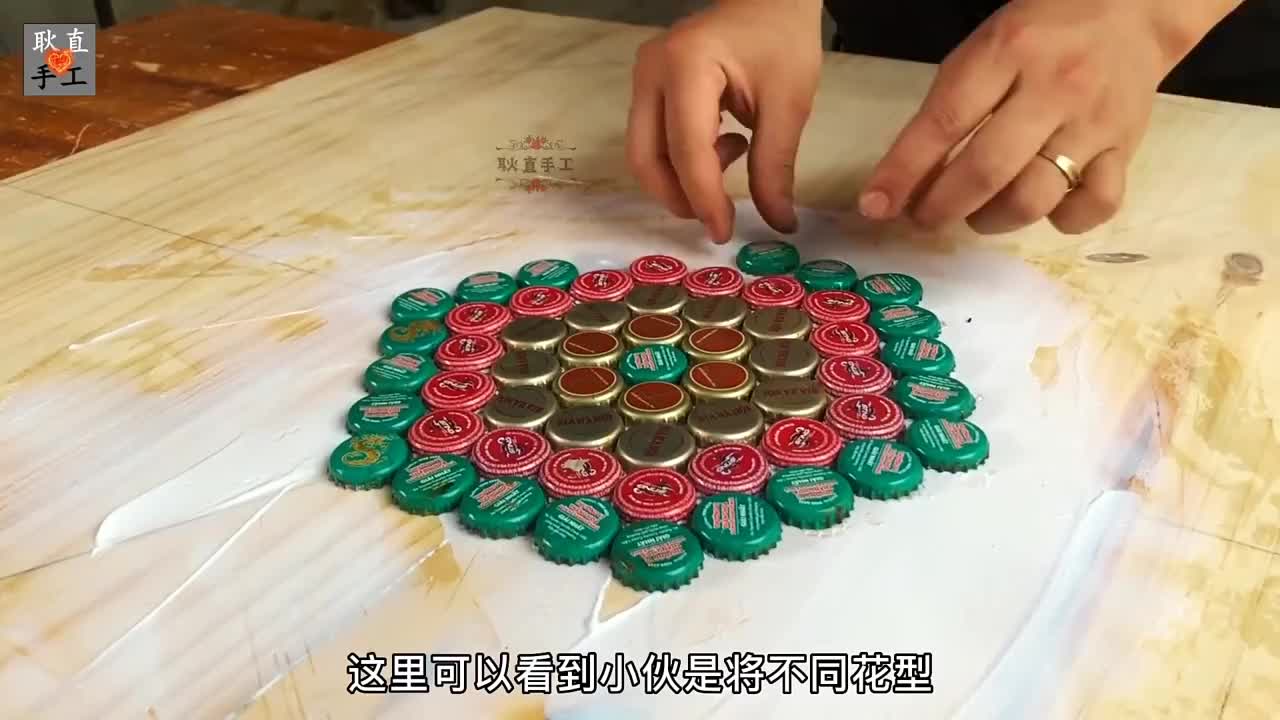 小伙利用废弃的瓶盖也能制作出非常实用的家具