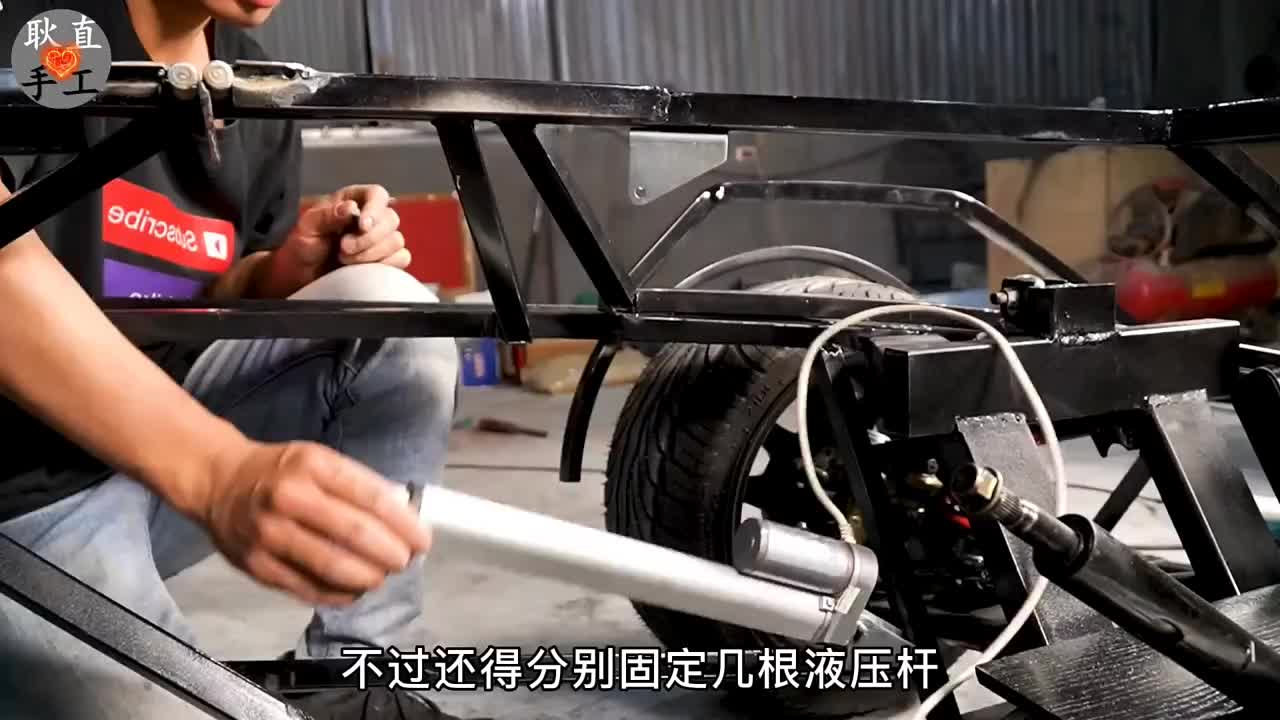 小伙利用镀锌方管和一些木板竟然打造出一辆跑车