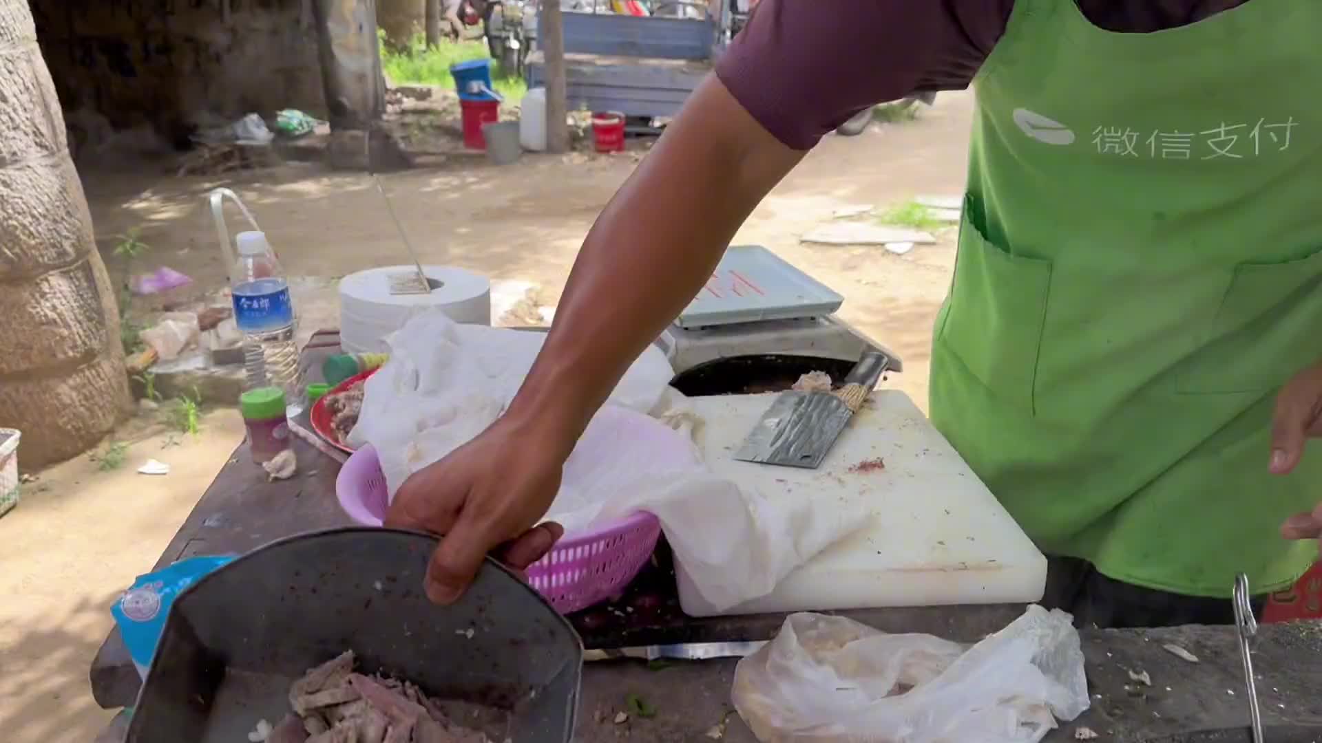 山东大集开在桥洞下的羊肉摊，家族三代做羊肉汤。