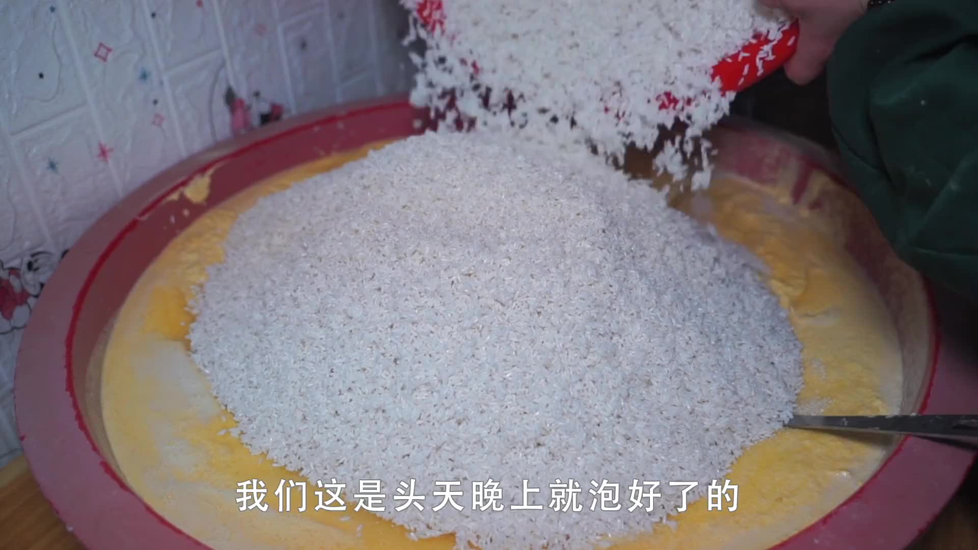 土家族姐妹在武汉用玉米大豆做粗粮小吃，2元1个，1天卖1000多个