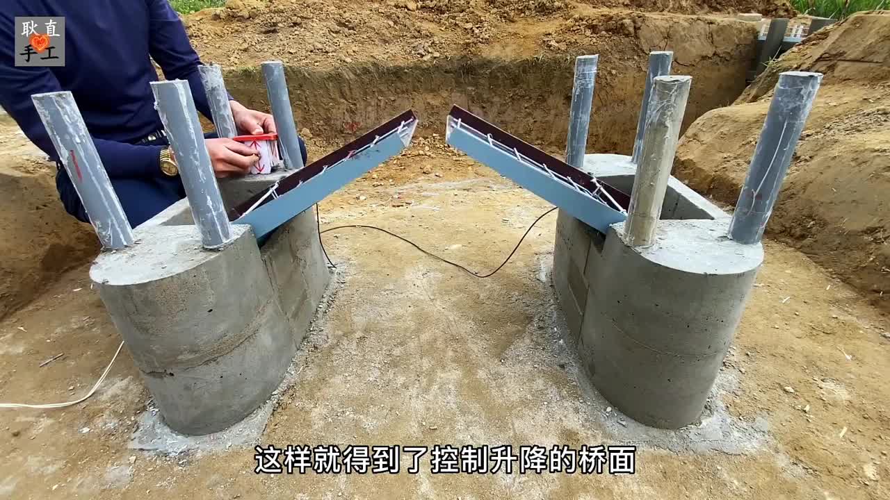 小伙在自家的田地里徒手打造出一座伦敦塔桥模型