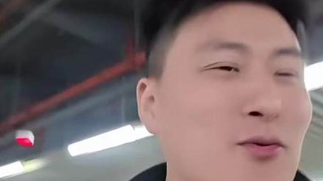 八戒吐槽刚子只会带他吃包子和路边摊