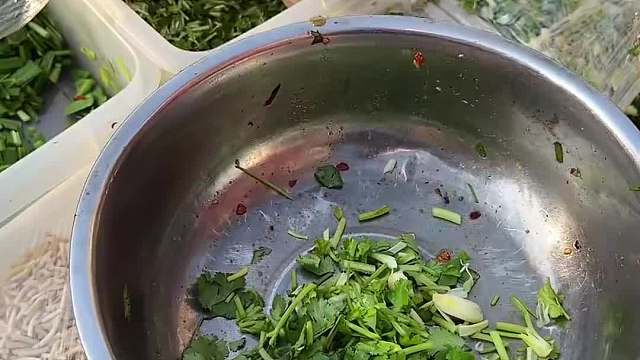 榕江街头的烧鱼不去鱼鳞不去内脏，独特吃法