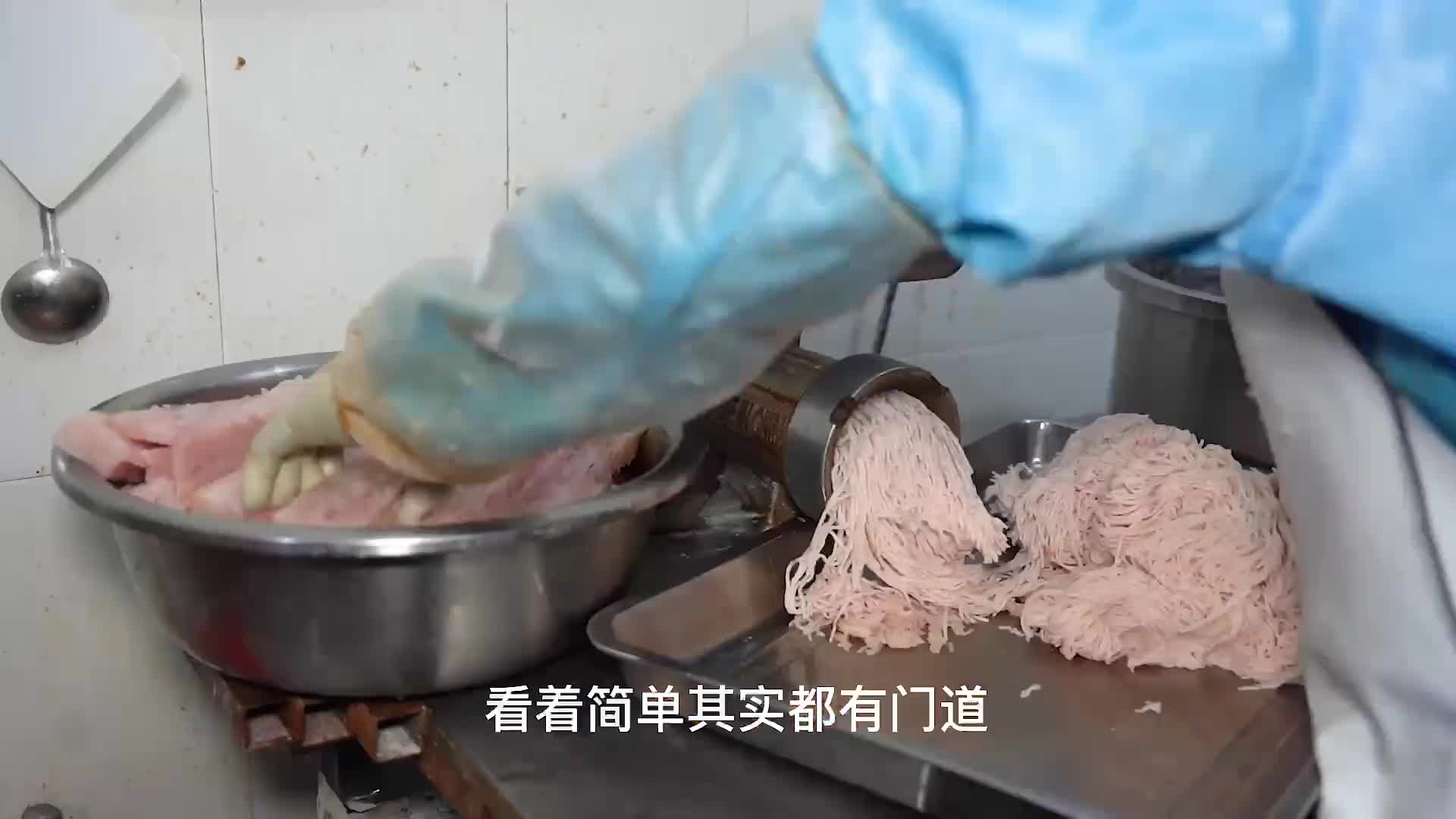 连江大叔做鱼丸37年，鱼肉做皮，1斤鱼肉3两粉，年底1天要做2000斤