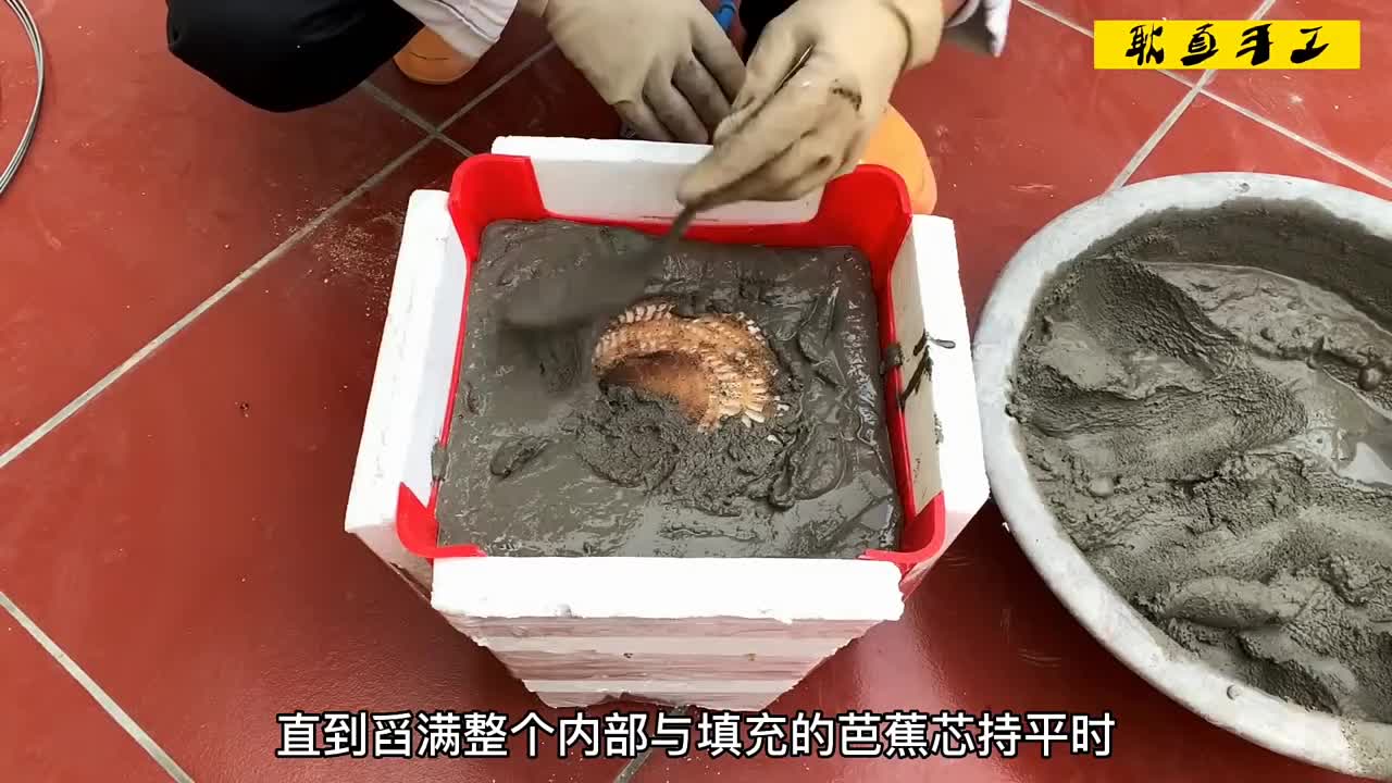 一根塑料凳就能制作出小巧实用的农村柴火灶，火力猛还烟雾少