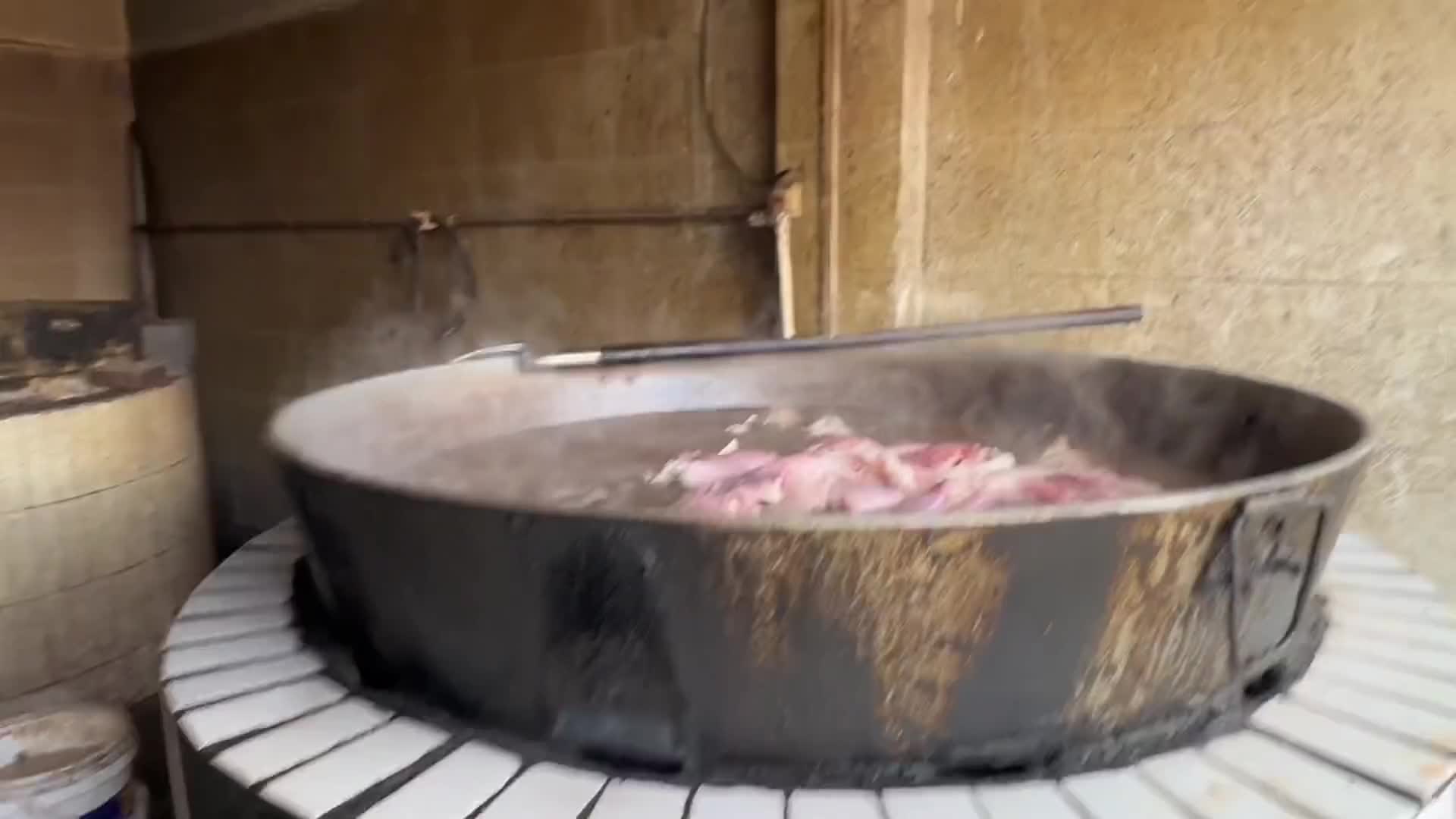 二十多岁的姑娘为了父母为了家人，每天要宰二三十只羊，若不是迫于生活的无奈谁又愿意做这种宰羊的人工作。