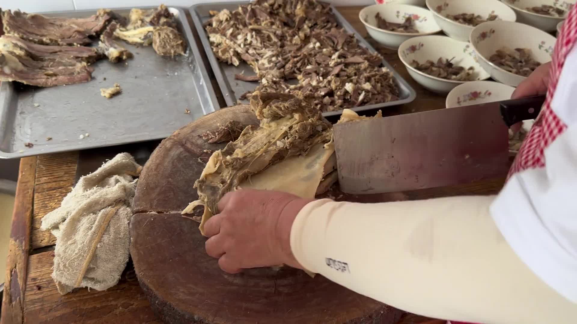 山东菏泽单县吴老贵羊肉汤。单县羊肉汤用百年传统熬制技术，熬出上好的羊汤。味道鲜美！天下第一汤，宁给肉不舍汤。