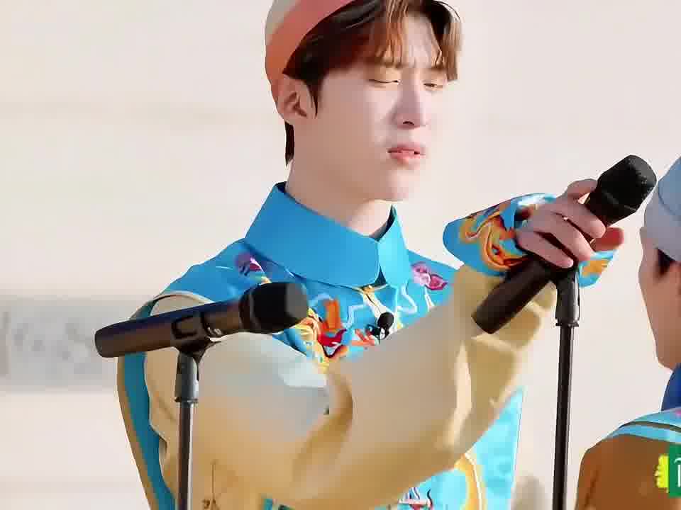 周深：我竟然和麦一样高！