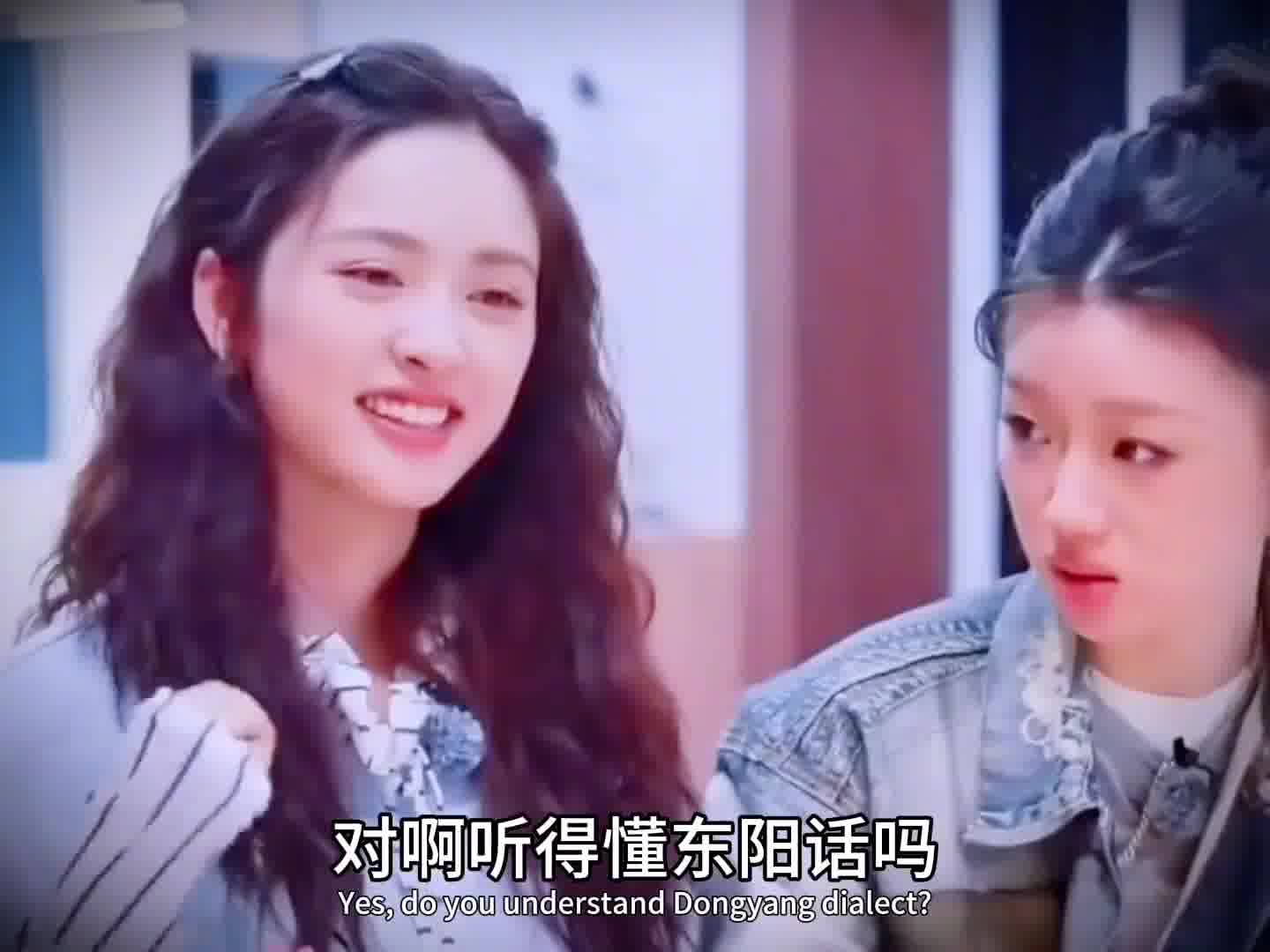 王星越学的简直一模一样，太搞笑了