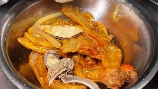 柳州街头的毛肚螺蛳粉，超厚毛肚搭配酸辣汤底简直绝了！