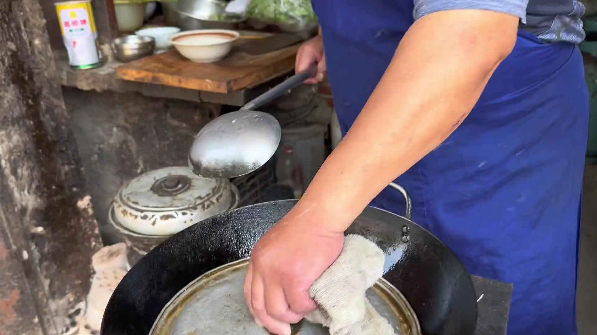 河南商丘夏邑69岁大爷炒面条，10元一份自称是祖传的。