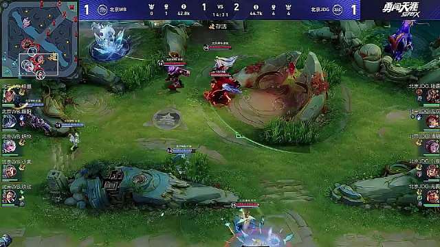 / 
四分五十秒 无畏苏烈通过一些卖身位去打掉对面一些关键技能 扰乱对方进攻节奏

六分四十秒 我方