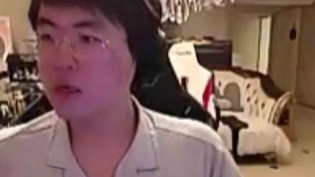 姿态和LetmeAJ还有Sask组队参加PUBG比赛，水晶哥一雷四吃上演顶级节目效果，姿态头昏展示六倍镜AUG