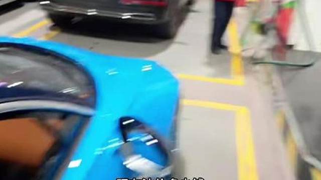 看看油价上涨之后加满一箱油需要多少钱