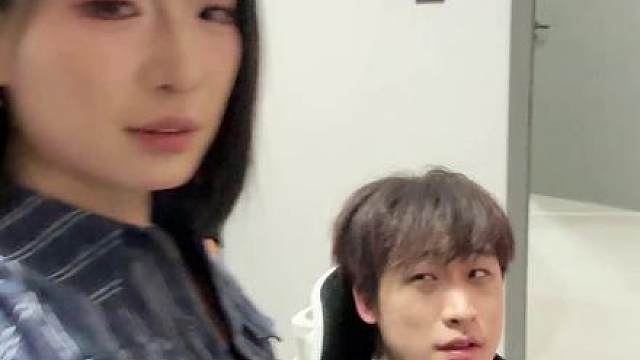 我怀疑我老弟小时候四路奶粉喝多了