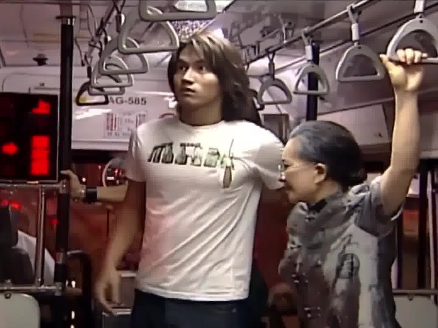 《大少爷坐公交车，通通闪开》