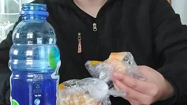 神坡农二的午餐今天不吃饭了吃三明治烧烤夹心蛋糕两份和脉动饮料美味可口农二的美食之旅