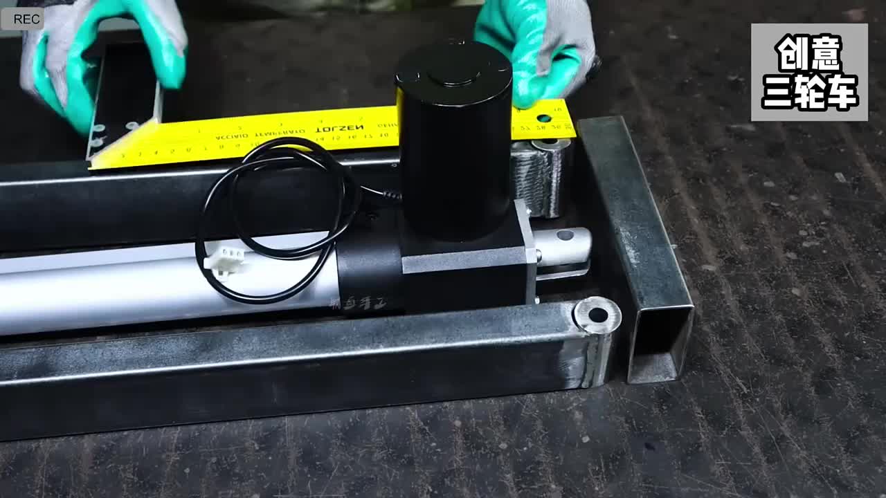 一些普通的材料纯手工打造出一辆折叠三轮车