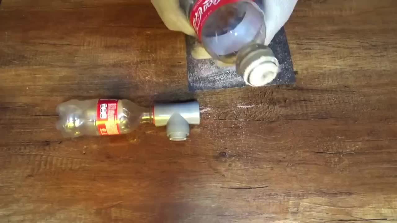 用塑料瓶和管子配件制作出一个喷灌装置，轻松浇灌菜园